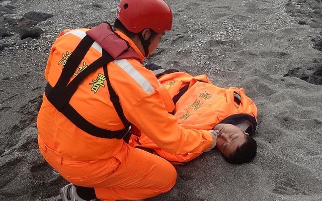 Πάλευε με τα κύματα για 60 ώρες χωρίς να ξέρει κολύμπι -Σώθηκε χάρη σε ένα... φέρετρο [εικόνες] | iefimerida.gr 0