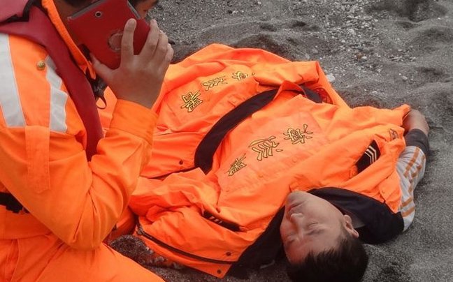 Πάλευε με τα κύματα για 60 ώρες χωρίς να ξέρει κολύμπι -Σώθηκε χάρη σε ένα... φέρετρο [εικόνες] | iefimerida.gr 1