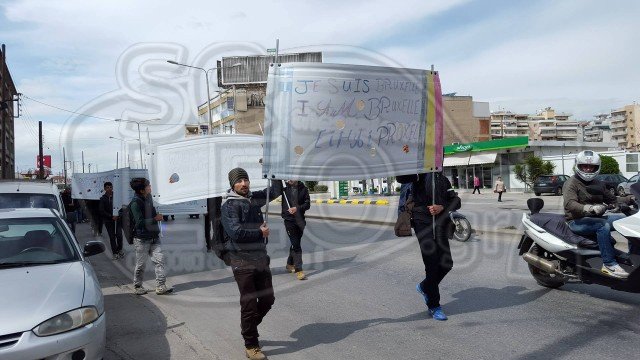 Κατασκήνωσαν πρόσφυγες στην πλατεία Αριστοτέλους [εικόνες & βίντεο] | iefimerida.gr 6