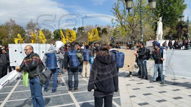 Κατασκήνωσαν πρόσφυγες στην πλατεία Αριστοτέλους [εικόνες & βίντεο] | iefimerida.gr 5