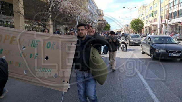 Κατασκήνωσαν πρόσφυγες στην πλατεία Αριστοτέλους [εικόνες & βίντεο] | iefimerida.gr 2