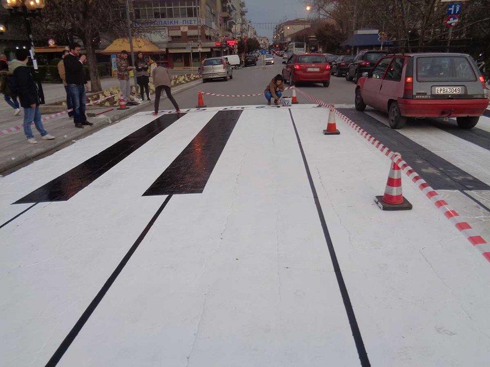 Μια διαφορετική διάβαση πεζών: Μαθητές των Τρικάλων την μετέτρεψαν σε... πιάνο [εικόνες] | iefimerida.gr 0