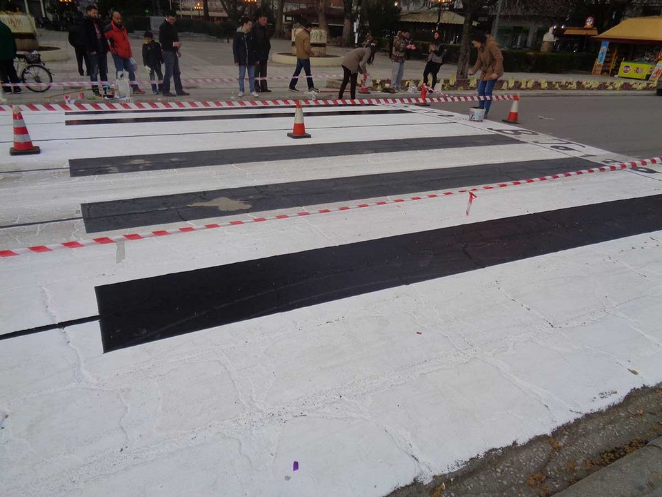 Μια διαφορετική διάβαση πεζών: Μαθητές των Τρικάλων την μετέτρεψαν σε... πιάνο [εικόνες] | iefimerida.gr 4