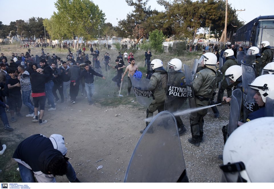 Διαβατά: Χημικά και πετροπόλεμος μεταξύ ΜΑΤ και προσφύγων -Τραυματίστηκε αστυνομικός [εικόνες & βίντεο] | iefimerida.gr 6