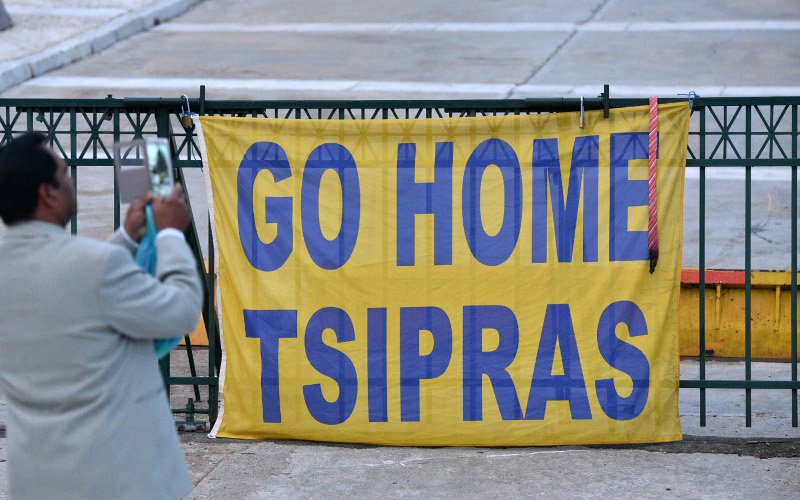 Διαδηλώσεις έξω από τη Βουλή: Γρονθοκόπησαν δημοσιογράφο και εικονολήπτη του Alpha | iefimerida.gr 4