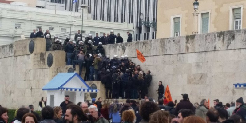 Με λίγο κόσμο η πορεία της ΑΔΕΔΥ στη Βουλή -Κυκλοφοριακά προβλήματα | iefimerida.gr 0