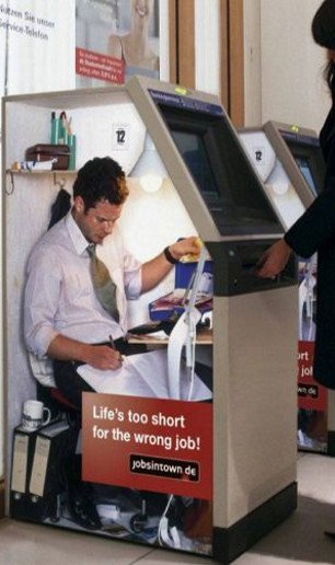 Δείτε τους «ανθρώπους» που κρύβονται μέσα στα αυτόματα μηχανήματα  [εικόνες] | iefimerida.gr 3