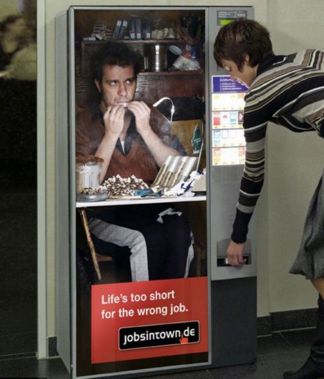 Δείτε τους «ανθρώπους» που κρύβονται μέσα στα αυτόματα μηχανήματα  [εικόνες] | iefimerida.gr 4