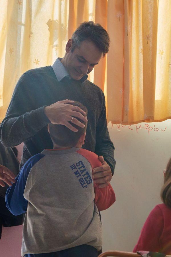 H ιδιαίτερη συνομιλία του Μητσοτάκη στην Ηγουμενίτσα -Τι του ζήτησε μια κοπέλα σε αναπηρικό καροτσάκι [εικόνες] | iefimerida.gr 0