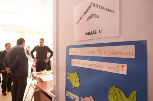 H ιδιαίτερη συνομιλία του Μητσοτάκη στην Ηγουμενίτσα -Τι του ζήτησε μια κοπέλα σε αναπηρικό καροτσάκι [εικόνες] | iefimerida.gr 2