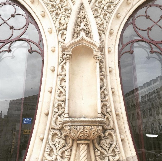 H selfie της καταστροφής -Γκρέμισε και διέλυσε άγαλμα 126 ετών [εικόνες] | iefimerida.gr 3