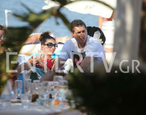 Ο Διαμαντίδης όπως δεν τον έχετε ξαναδεί: Σε τρυφερό τετ α τετ στη Μύκονο [εικόνες] | iefimerida.gr 0