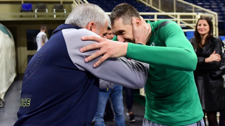 Διαμαντίδης και Ζοτς αντίπαλοι για τελευταία φορά - Η στοργική αγκαλιά [εικόνα] | iefimerida.gr 0