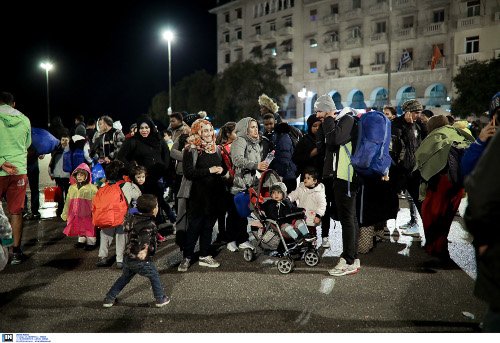 Διαμαρτυρία προσφύγων στη Θεσσαλονίκη -Ξεκίνησαν να πάνε με τα πόδια στα σύνορα [εικόνες] | iefimerida.gr 0