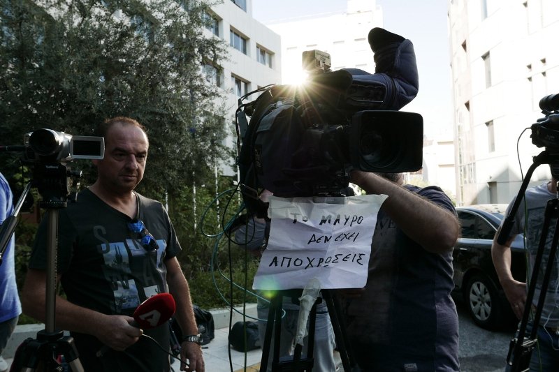 H σιωπηλή διαμαρτυρία των εργαζομένων σε Star και Alpha [εικόνες] | iefimerida.gr 2