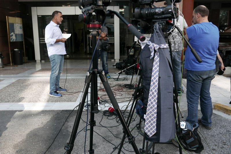 H σιωπηλή διαμαρτυρία των εργαζομένων σε Star και Alpha [εικόνες] | iefimerida.gr 3