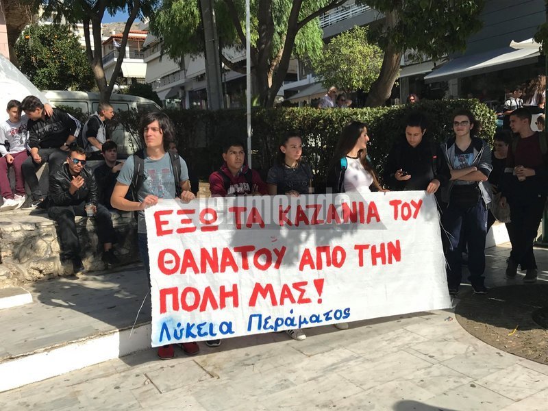 ύμφωνα με τους κατοίκους της περιοχής, οι εν λόγω δεξαμενές βρίσκονται μερικά μόλις μέτρα από αυλές σπιτιών που έχουν χτιστεί προ δεκαετιών.