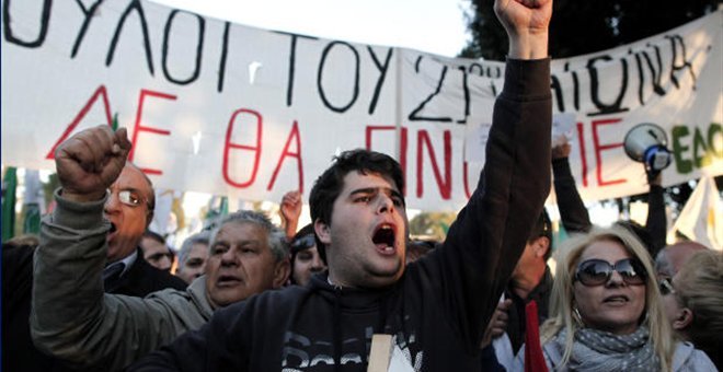 Εξαλλοι κύπριοι πολίτες διαμαρτύρονται έξω από την κυπριακή βουλή [εικόνες] | iefimerida.gr 0