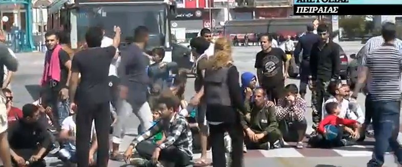 Ξεσηκώθηκαν οι μετανάστες στον Πειραιά - Απειλές και επεισόδια [εικόνες] | iefimerida.gr 1