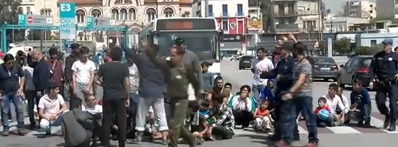 Ξεσηκώθηκαν οι μετανάστες στον Πειραιά - Απειλές και επεισόδια [εικόνες] | iefimerida.gr 2