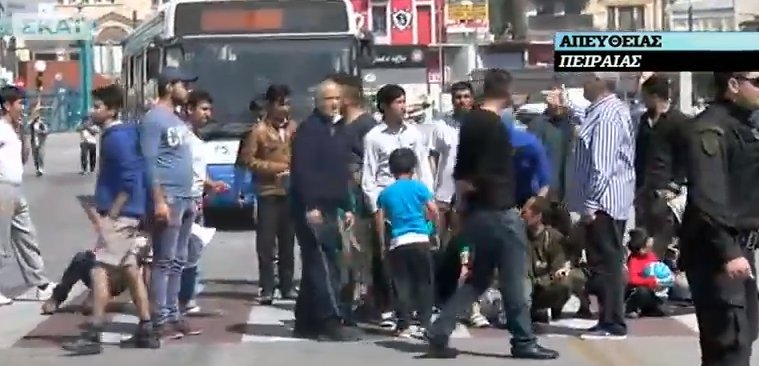 Ξεσηκώθηκαν οι μετανάστες στον Πειραιά - Απειλές και επεισόδια [εικόνες] | iefimerida.gr 0