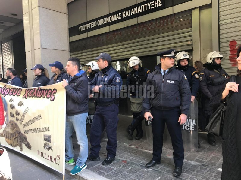 Η κινητοποίηση πραγματοποιείται στα πλαίσια της παναττικής στάσης εργασίας που προκήρυξε η ΑΔΕΔΥ