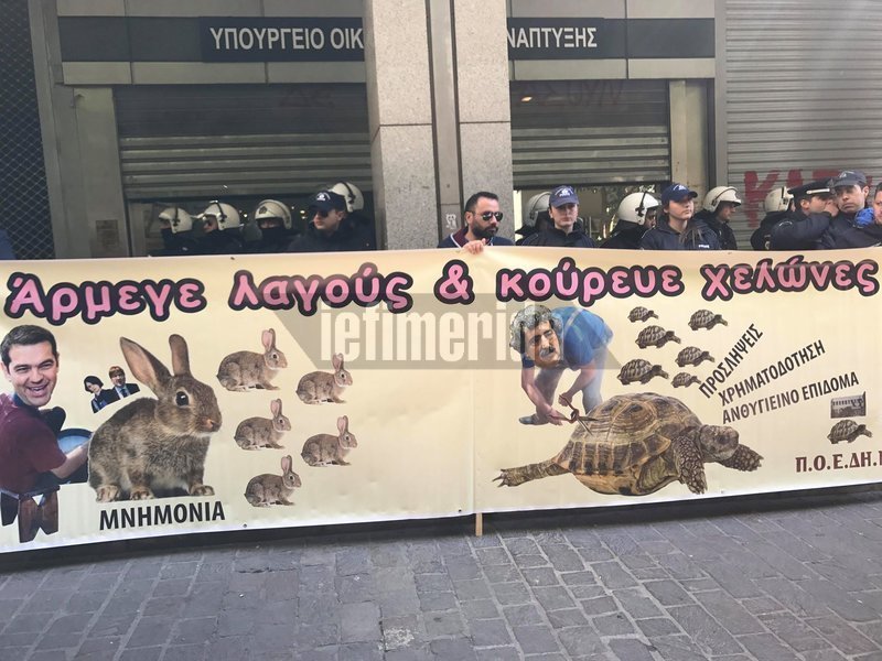 Βασικά αιτήματα την αναδρομική επιστροφή του 13ου και του 14ου μισθού καθώς και ένταξη σειράς ειδικοτήτων στα βαρέα και ανθυγιεινά επιδόματα (ΒΑΕ)