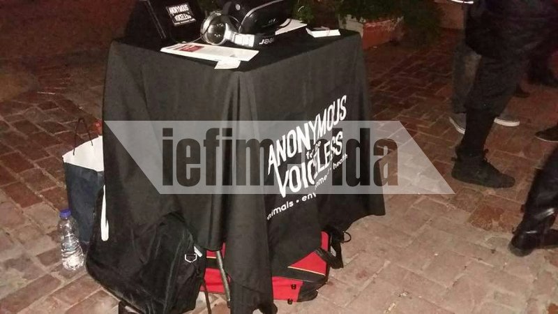 Διαμαρτυρία ακτιβιστών κατά της κατανάλωσης κρέατος -Στα μαύρα, με μάσκες των Anonymous [εικόνες] | iefimerida.gr 2