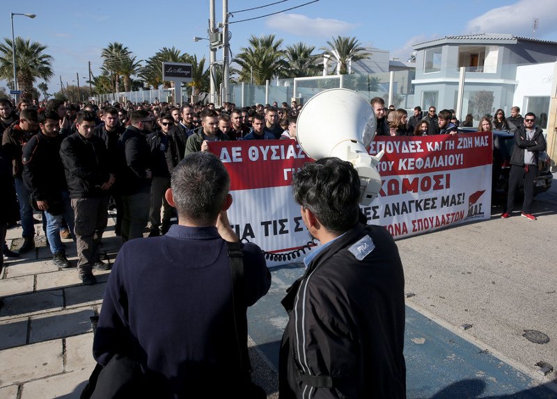 Μέλη του ΠΑΜΕ εισέβαλαν στο Περιφερειακό Συνέδριο Δυτ. Αττικής -Διαμαρτυρία και από φοιτητές [εικόνες] | iefimerida.gr 0