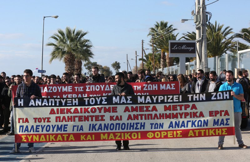 Μέλη του ΠΑΜΕ εισέβαλαν στο Περιφερειακό Συνέδριο Δυτ. Αττικής -Διαμαρτυρία και από φοιτητές [εικόνες] | iefimerida.gr 1