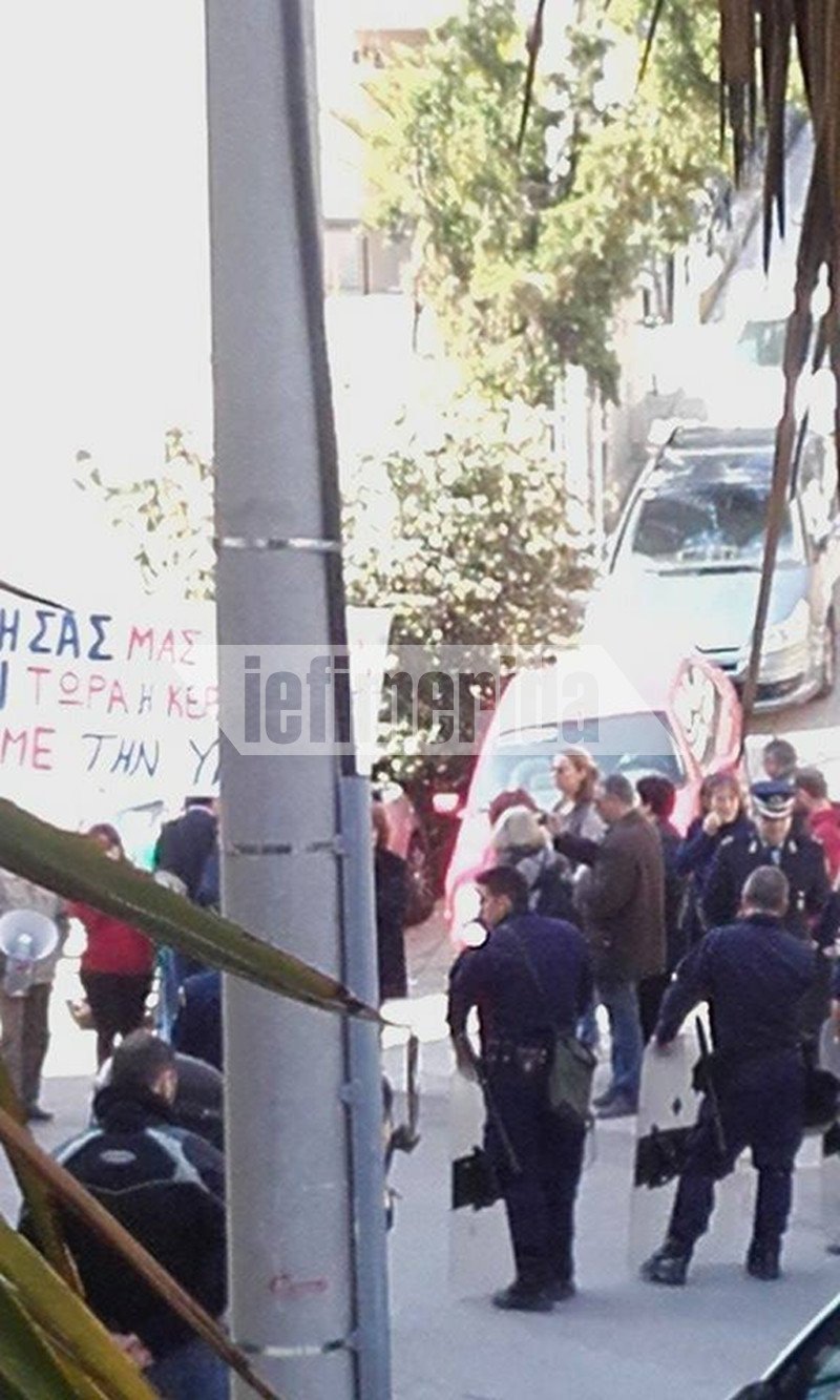 Διαμαρτυρίες κατοίκων της Κυψέλης έξω από το σπίτι του Αλέξη Τσίπρα [εικόνες] | iefimerida.gr 2