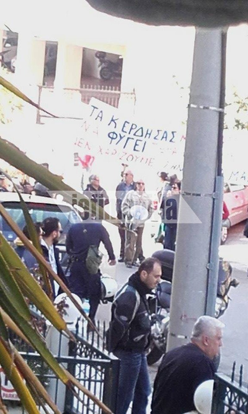 Διαμαρτυρίες κατοίκων της Κυψέλης έξω από το σπίτι του Αλέξη Τσίπρα [εικόνες] | iefimerida.gr 3