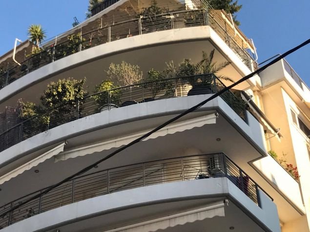 Το διαμέρισμα με τα φυτά από όπου η γυναίκα έριξε το παιδί της και στην συνέχεια έπεσε και η ίδια στο κενό.