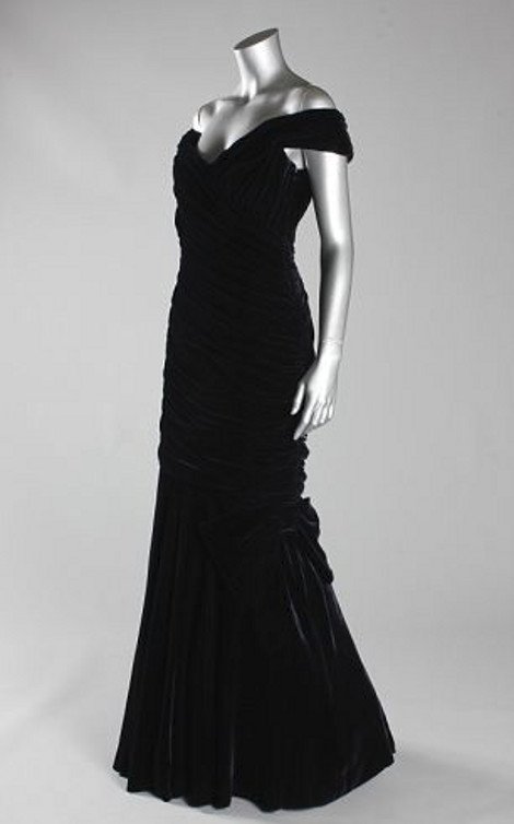 «Στο σφυρί» 10 μοναδικά φορέματα της πριγκίπισσας Νταϊάνα [εικόνες] | iefimerida.gr 0