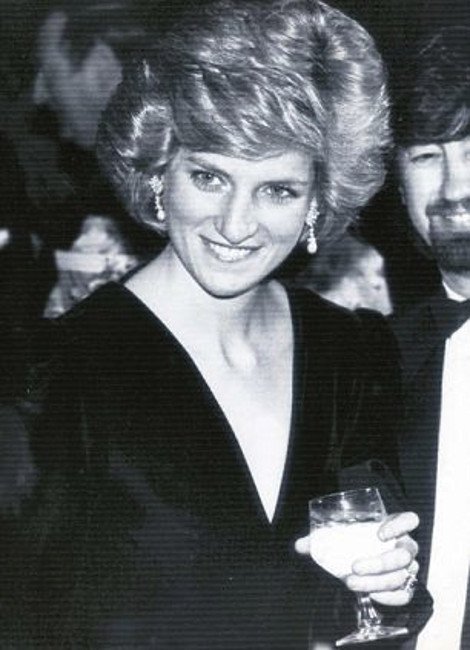 «Στο σφυρί» 10 μοναδικά φορέματα της πριγκίπισσας Νταϊάνα [εικόνες] | iefimerida.gr 9