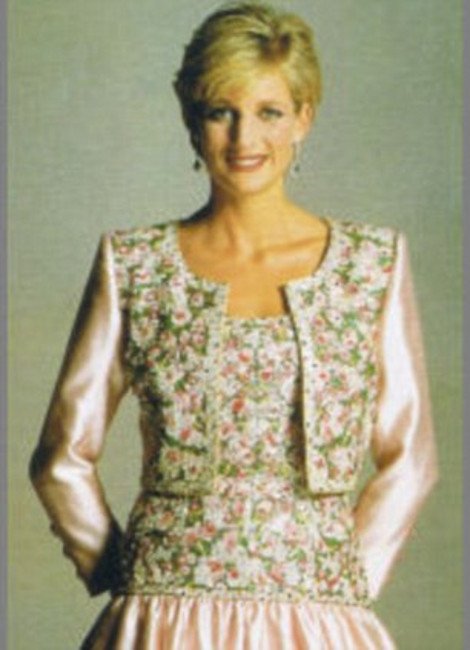 «Στο σφυρί» 10 μοναδικά φορέματα της πριγκίπισσας Νταϊάνα [εικόνες] | iefimerida.gr 3