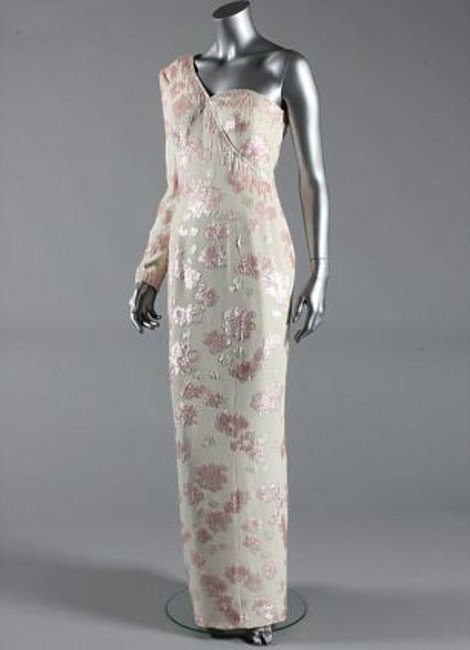 «Στο σφυρί» 10 μοναδικά φορέματα της πριγκίπισσας Νταϊάνα [εικόνες] | iefimerida.gr 4