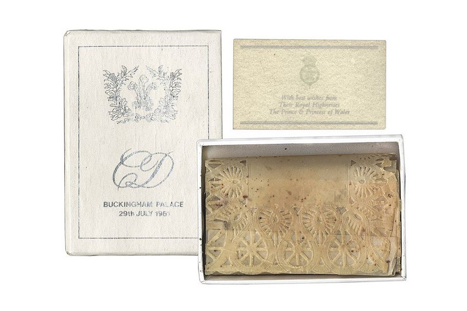 Στο σφυρί ένα κομμάτι από τη γαμήλια τούρτα της Νταϊάνα, με τιμή εκκίνησης 1.100 δολάρια [εικόνες] | iefimerida.gr 0