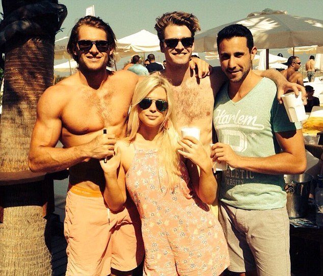 Οι άτακτες ανιψιές της Νταϊάνα -Ταξίδια χλιδής, ξέφρενη διασκέδαση και social media [εικόνες] | iefimerida.gr 7