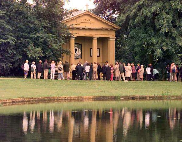 Κραυγή απόγνωσης του μάγειρα της πριγκίπισσας Νταϊάνα: Εχουν εγκαταλείψει ακόμη και τον τάφο της [εικόνες] | iefimerida.gr 4