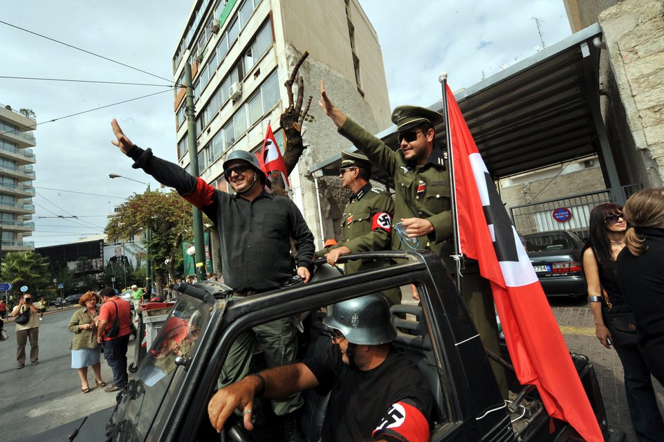 Διαδηλωτές της  ΠΟΕ-ΟΤΑ υποδέχτηκαν την Μέρκελ ντυμένοι Ναζί [εικόνες] | iefimerida.gr 2