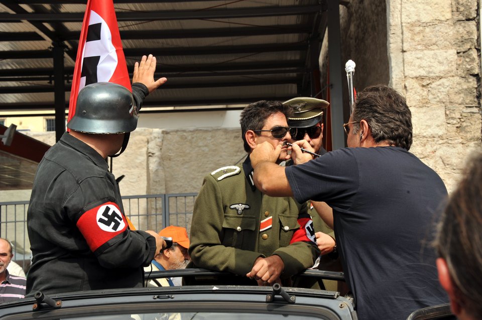 Διαδηλωτές της  ΠΟΕ-ΟΤΑ υποδέχτηκαν την Μέρκελ ντυμένοι Ναζί [εικόνες] | iefimerida.gr 0