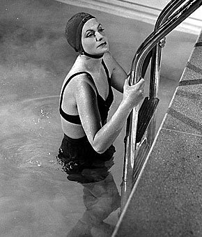 Ιστορικές προσωπικότητες του 20ου αιώνα με μαγιό [εικόνες] | iefimerida.gr 16