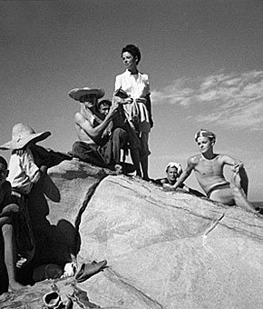 Ιστορικές προσωπικότητες του 20ου αιώνα με μαγιό [εικόνες] | iefimerida.gr 7