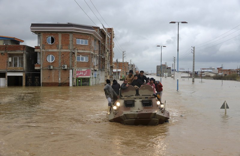 Δυνάμεις του στρατού διασώζουν πολίτες (AP Photo/Mohsen Esmaeilzadeh/ISNA)