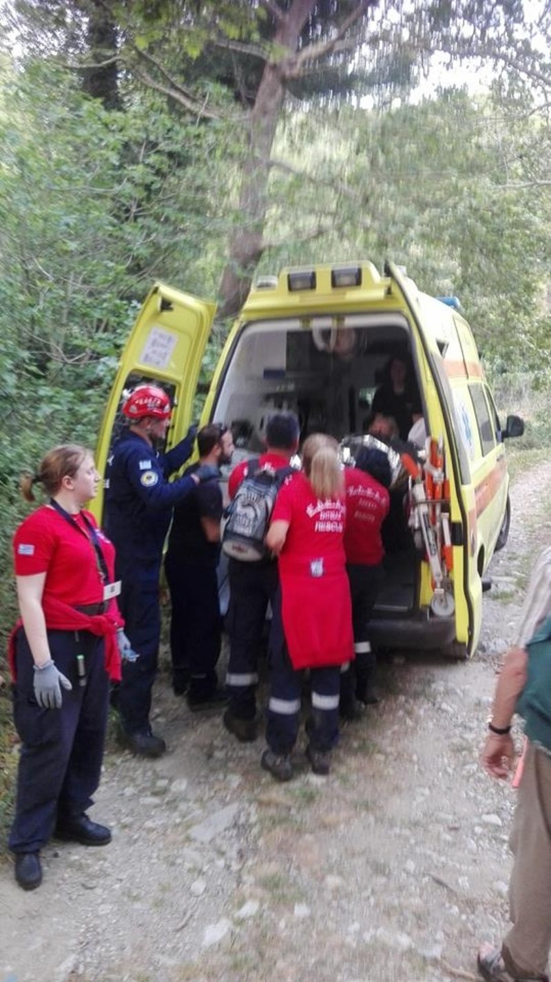 Καρέ καρέ η διάσωση τραυματισμένης τουρίστριας από φαράγγι της Κρήτης [εικόνες] | iefimerida.gr 2