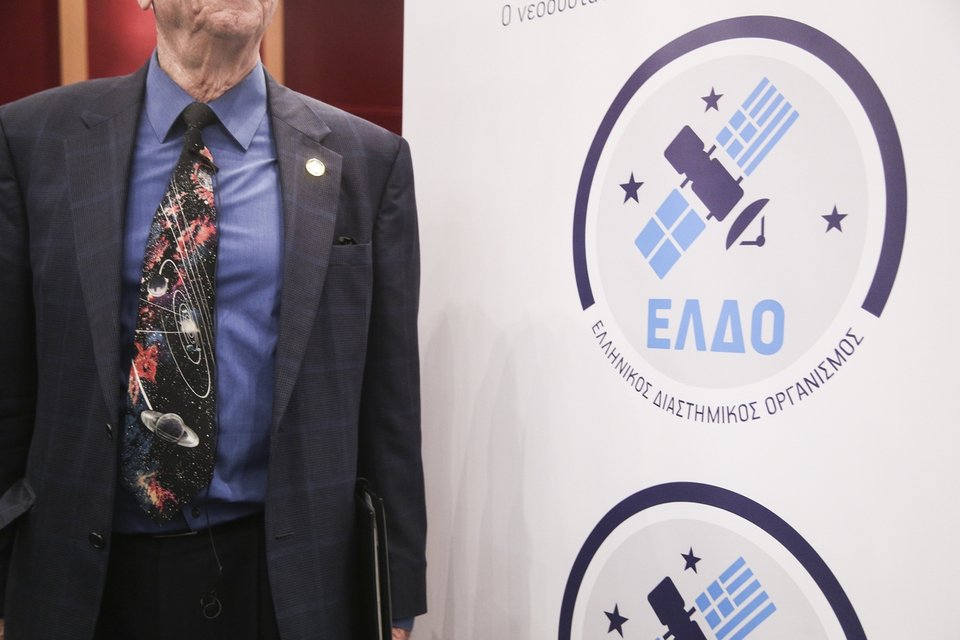 Η γεμάτη πλανήτες γραβάτα του προέδρου του Ελληνικού Διαστημικού Οργανισμού έκλεψε την παράσταση [εικόνες] | iefimerida.gr 1