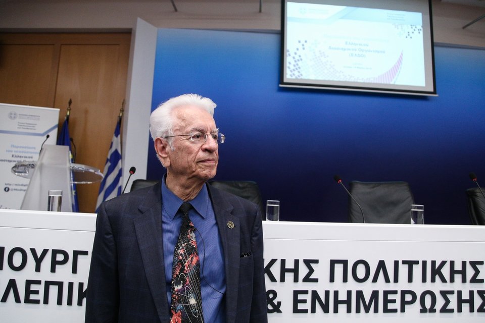 Η γεμάτη πλανήτες γραβάτα του προέδρου του Ελληνικού Διαστημικού Οργανισμού έκλεψε την παράσταση [εικόνες] | iefimerida.gr 0