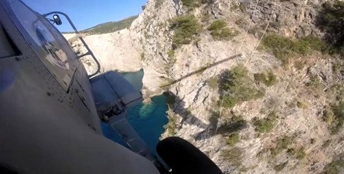 Κόβει την ανάσα: Διάσωση τουρίστα στην Κεφαλονιά από ελικόπτερο του Πολεμικού Ναυτικού [βίντεο] | iefimerida.gr 2