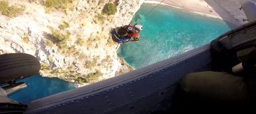 Κόβει την ανάσα: Διάσωση τουρίστα στην Κεφαλονιά από ελικόπτερο του Πολεμικού Ναυτικού [βίντεο] | iefimerida.gr 1